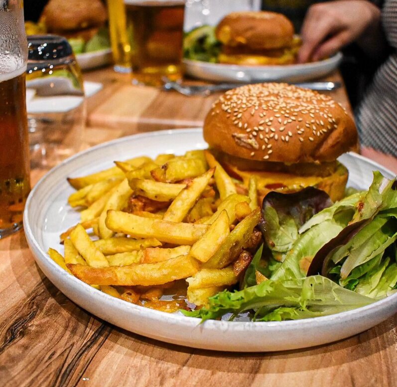 Burger, frites et salade servis au comptoir